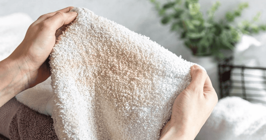 Learning how to get the musty odor from towels should go hand-in-hand with understanding how the musty odor starts in the first place.